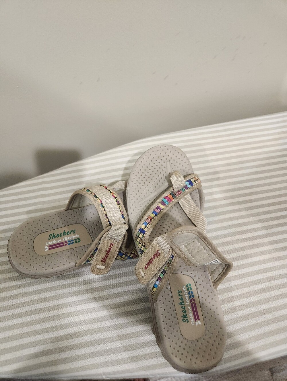 Skechers Women’s Cream Slide Sandals with Multicolor Trim - Picture 4 of 4